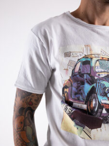 BL11 T-shirt a taglio vivo con stampa maggiolino colorato Bianca1