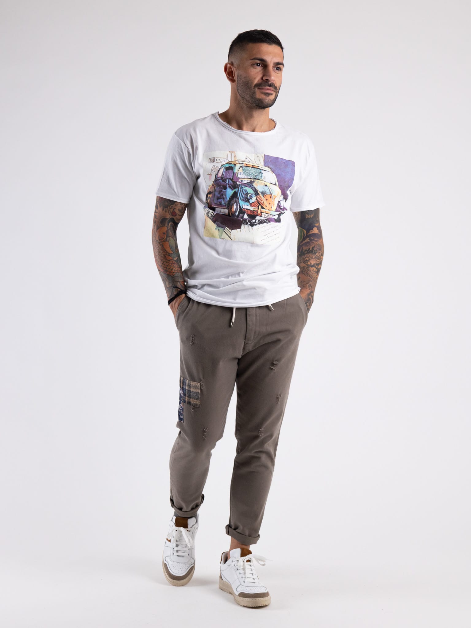 BL11 T-shirt a taglio vivo con stampa maggiolino colorato Bianca4