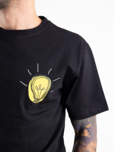 BL11 T-shirt con stampa lampadina fronte:retro Nera1