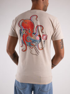 BL11 T-shirt con taschino e stampa polpo sul retro UGENTO Avorio1