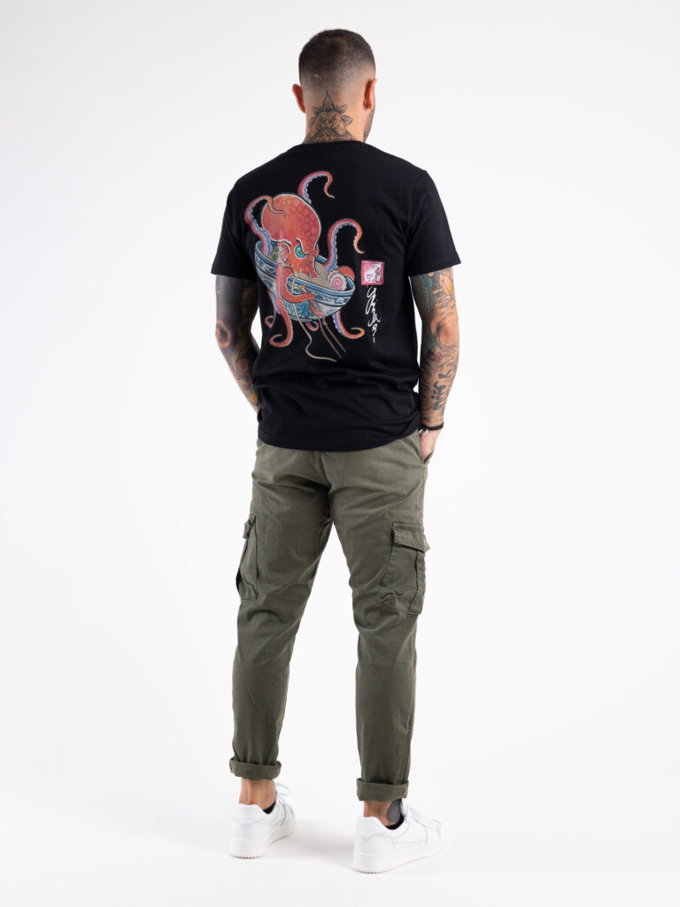 BL11 T shirt con taschino e stampa polpo sul retro UGENTO Nera Prezzo 17 50 Estasi Fashion