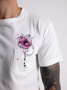 BL11 T-shirt con tascino, stampa fiore con schizzi Bianca1