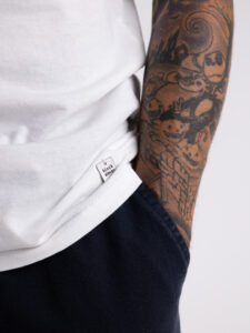 BL11 T-shirt con tascino, stampa fiore con schizzi Bianca2