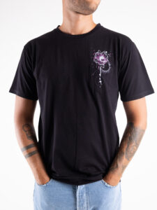 BL11 T-shirt con tascino, stampa fiore con schizzi Nera1