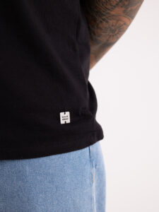 BL11 T-shirt con tascino, stampa fiore con schizzi Nera2