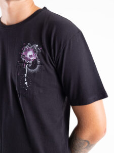 BL11 T-shirt con tascino, stampa fiore con schizzi Nera3