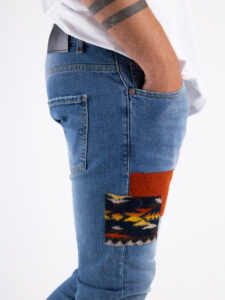 V2 Jeans azzurro slim con patch laterali etniche TOKYO denim4