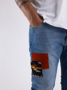 V2 Jeans azzurro slim con patch laterali etniche TOKYO denim5