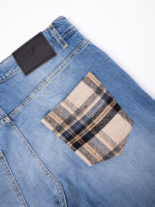 V2 Jeans azzurro slim con piccole graffiature,tasca posteriore in panno con stampa SCOZZESE Denim1