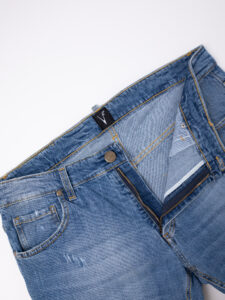 V2 Jeans azzurro slim con piccole graffiature,tasca posteriore in panno con stampa SCOZZESE Denim2