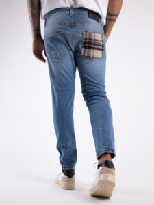 V2 Jeans azzurro slim con piccole graffiature,tasca posteriore in panno con stampa SCOZZESE Denim3