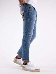 V2 Jeans azzurro slim con piccole graffiature,tasca posteriore in panno con stampa SCOZZESE Denim4