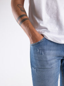 V2 Jeans azzurro slim con piccole graffiature,tasca posteriore in panno con stampa SCOZZESE Denim5