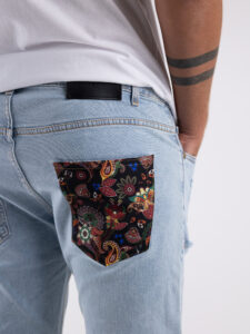 V2 Jeans azzurro slim con rotture,tasca posteriore con stampa TROPICALE Denim1