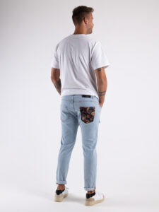 V2 Jeans azzurro slim con rotture,tasca posteriore con stampa TROPICALE Denim2