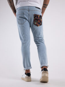 V2 Jeans azzurro slim con rotture,tasca posteriore con stampa TROPICALE Denim3