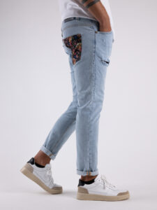 V2 Jeans azzurro slim con rotture,tasca posteriore con stampa TROPICALE Denim4