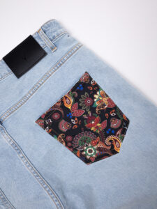 V2 Jeans azzurro slim con rotture,tasca posteriore con stampa TROPICALE Denim6