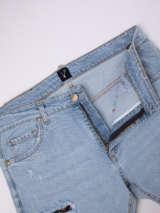 V2 Jeans azzurro slim con rotture,tasca posteriore con stampa TROPICALE Denim7