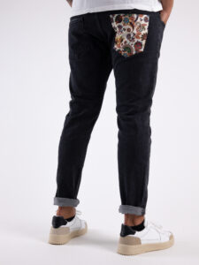 V2 Jeans nero slim,tasca posteriore con stampa FLOREALE Nero3