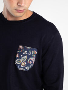 V2 Maglione basico in viscosa con taschino blu floreale MAVI Blu2
