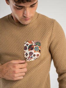 V2 Maglione misto lana con taschino bianco floreale MAO Cammello (3)