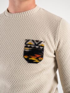 V2 Maglione misto lana con taschino fantasia azteca MAO Burro (4)