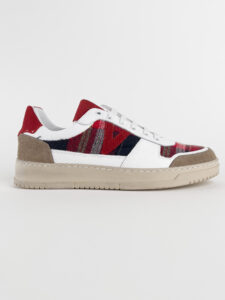 V2 Sneakers in pelle bianca con V a contrasto, inserti scozzesi, tallone linguetta e punta in camoscio SUCOL Rosso1