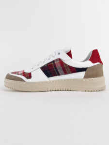 V2 Sneakers in pelle bianca con V a contrasto, inserti scozzesi, tallone linguetta e punta in camoscio SUCOL Rosso2