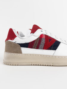 V2 Sneakers in pelle bianca con V a contrasto, inserti scozzesi, tallone linguetta e punta in camoscio SUCOL Rosso4