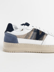 V2 Sneakers in pelle bianca con V a contrasto, inserti scozzesi,tallone linguetta e punta in camoscio SUCOL Blu4