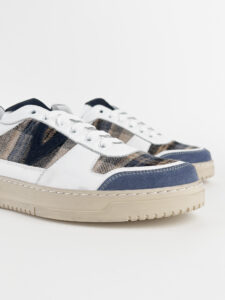 V2 Sneakers in pelle bianca con V a contrasto, inserti scozzesi,tallone linguetta e punta in camoscio SUCOL Blu5