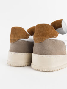 V2 Sneakers in pelle bianca con V a contrasto,tallone linguetta e punta in camoscio SUCOL Marrone:Beige6