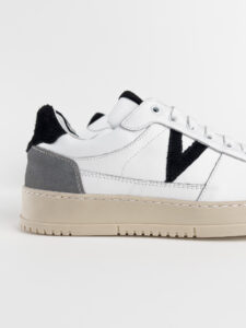 V2 Sneakers in pelle bianca con V a contrasto,tallone linguetta e punta in camoscio SUCOL Nero:Grigio4