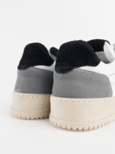 V2 Sneakers in pelle bianca con V a contrasto,tallone linguetta e punta in camoscio SUCOL Nero:Grigio6