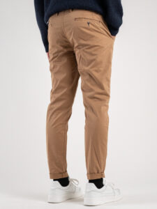 BERNA Pantalone chinos slim AI 233151 Cammello (1)