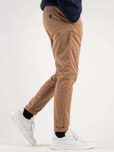 BERNA Pantalone chinos slim AI 233151 Cammello (5)