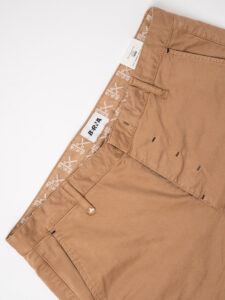 BERNA Pantalone chinos slim AI 233151 Cammello (8)
