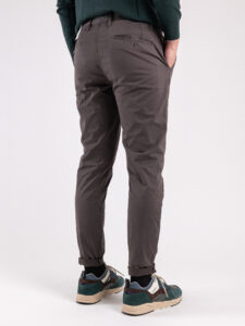 BERNA Pantalone chinos slim AI 233151 Marrone (1)