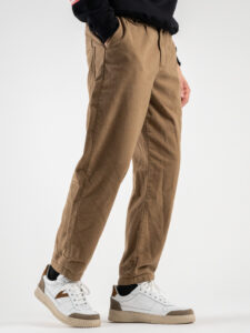 BERNA Pantalone morbido in velluto con pinces e gamba larga 223188 Cammello (3)