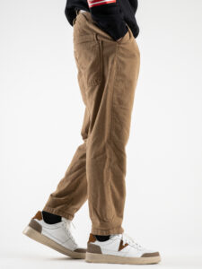 BERNA Pantalone morbido in velluto con pinces e gamba larga 223188 Cammello (4)
