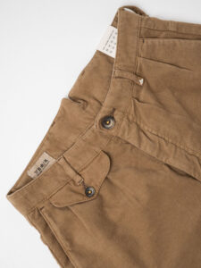 BERNA Pantalone morbido in velluto con pinces e gamba larga 223188 Cammello (8)