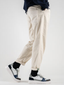 BERNA Pantalone morbido in velluto con pinces e gamba larga 223188 Panna (4)