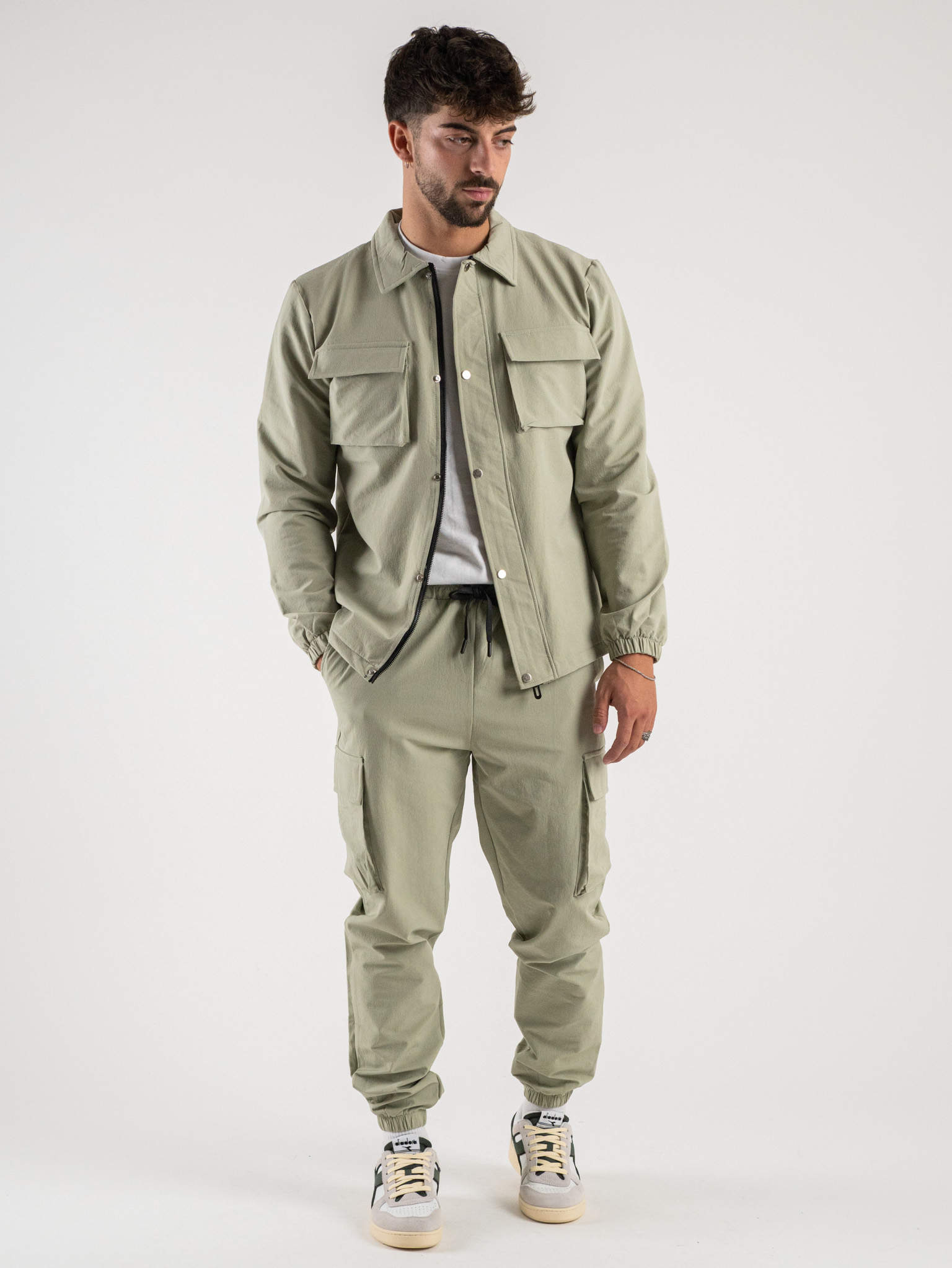 Pantaloni cargo hotsell e camicia