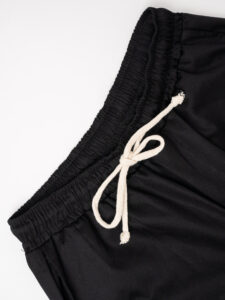 Coordinato giacchetta con tasconi e bottoni + pantalone cargo multi tasconato e cordino sul fondo 609610 Nero (13)