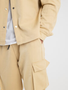 Coordinato morbido in policotone con camicia e pantalone cargo DK05 Beige5