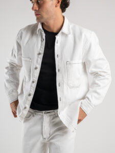 Giacchetta in jeans con tasche frontali e cuciture a contrasto CR2462 Latte1