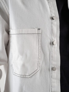 Giacchetta in jeans con tasche frontali e cuciture a contrasto CR2462 Latte3