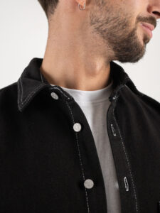 Giacchetta in jeans con tasche frontali e cuciture a contrasto CR2462 Nera3