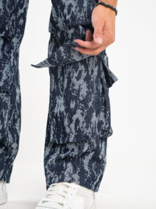 HYDO Coordinato in jeans, giacchetta con zip + pantalone cargo multi tasconato fantasia camouflage 615616 Blu (1)